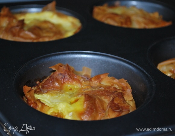 Достаньте готовые пирожки из духовки, дайте им отдохнуть 5–6 минут, достаньте их из формы и подавайте к столу.