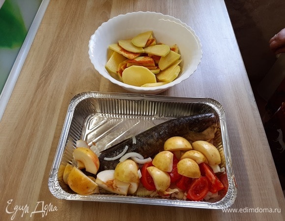 Сделать заправку для картофеля. Смешать соль и любые специи с растительным маслом. Перемешать картофель с полученной смесью.