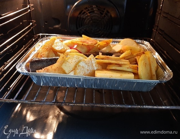 Сделать луковую подушку на противне, затем положить на нее налима. Внутрь рыбы кладем лимон. По всей поверхности распределяем овощи. Ставим в духовку, разогретую до 180°C, на 1 час.