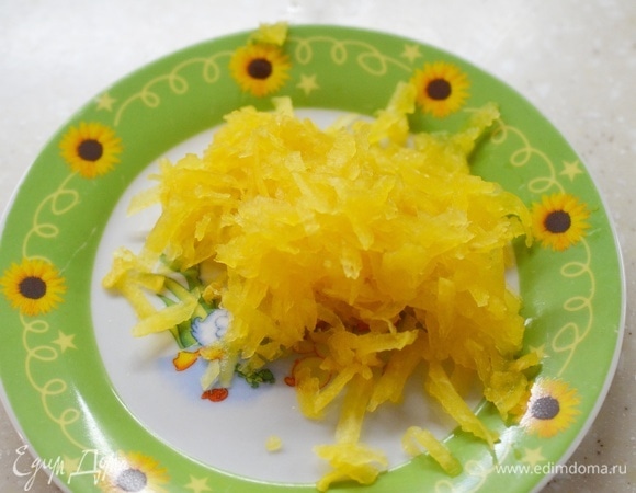 Тыкву почистите, натрите на крупной терке, положите в чашу мультиварки.