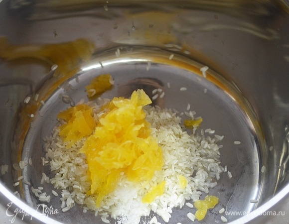 Рис промойте, добавьте в чашу мультиварки к тыкве.