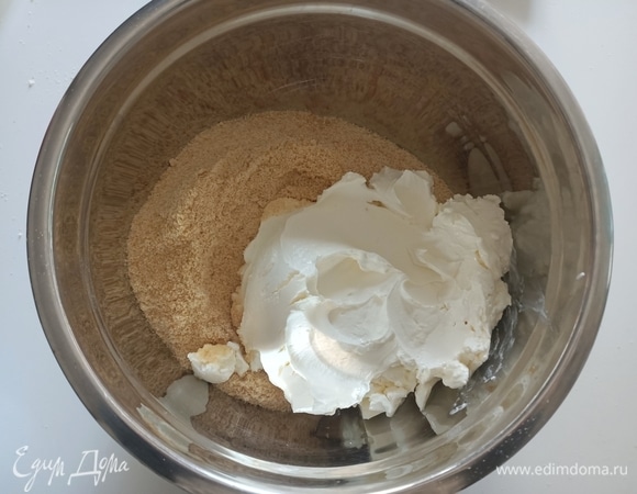 Измельчить печенье в крошку. Добавить маскарпоне и хорошо перемешать. Должна получиться масса, напоминающая пластилин.