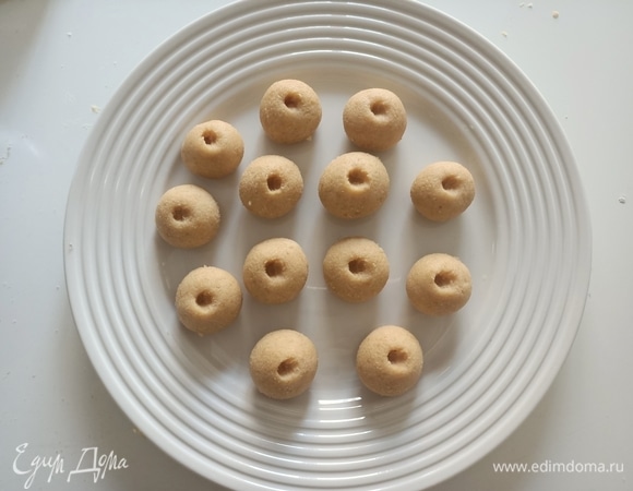 Сформировать небольшие круглые конфетки. В центре сделать небольшое углубление и поставить в холодильник на 20–30 минут.