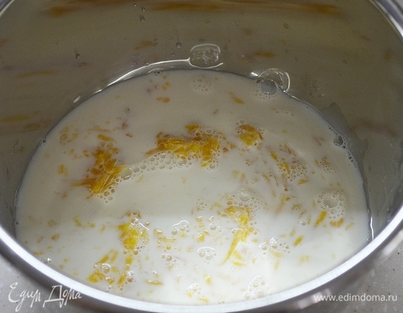 Влейте молоко.