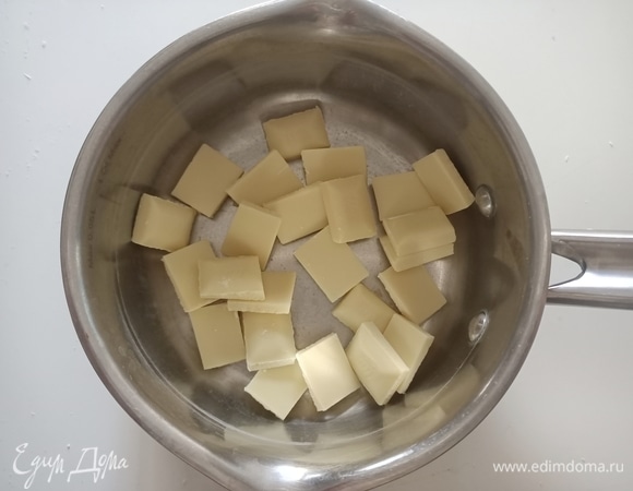 Шоколад поломать и растопить на водяной бане.