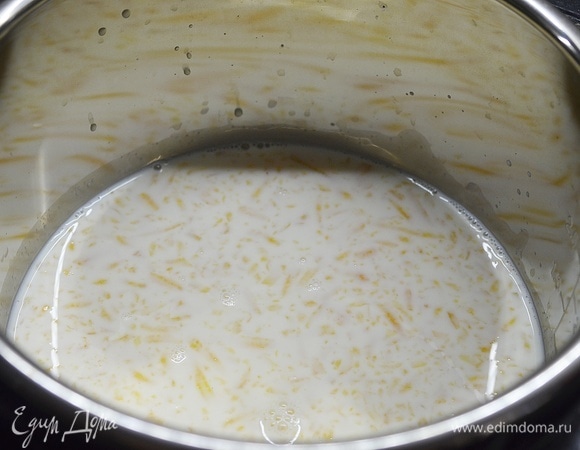 Вставьте чашу в мультиварку, готовьте в режиме «Молочная каша». Как правило, приготовление каши в мультиварке занимает 8–12 минут.