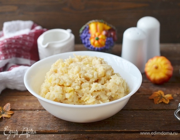 В готовую кашу добавьте масло и подавайте к столу.