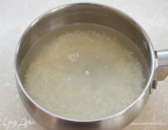 Рис хорошо промойте, отварите до готовности.