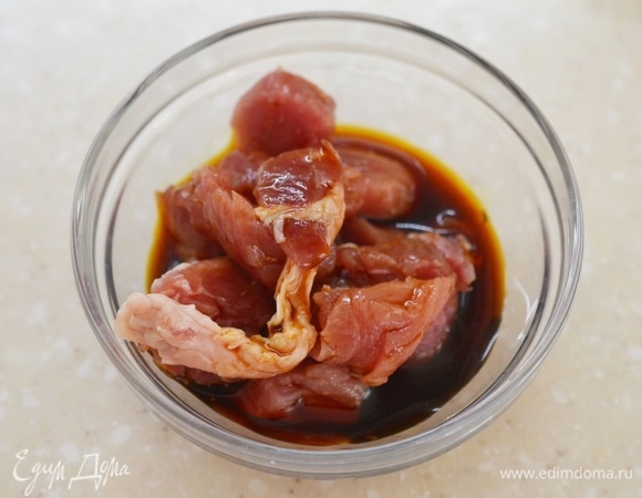 Залейте мясо соевым соусом. Оставьте минут на 10.