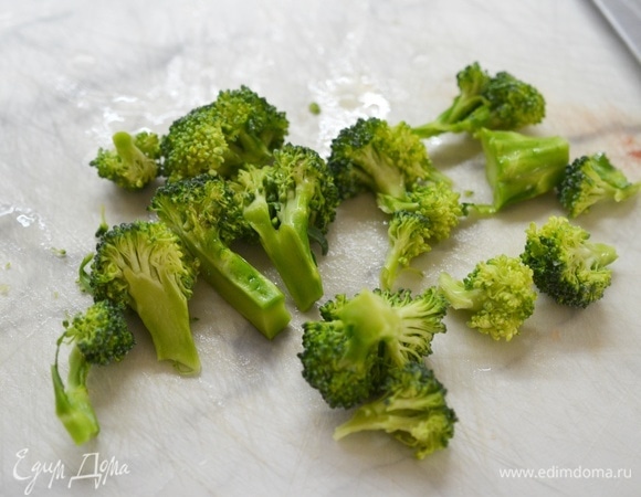 Брокколи помойте, разделите на небольшие соцветия.