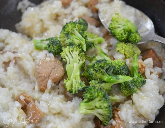 Затем добавьте брокколи. Все перемешайте и потушите минут 5.