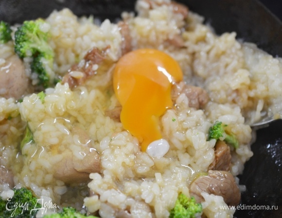 Вбейте яйцо, интенсивно перемешайте и готовьте на среднем огне еще около 5 минут, постоянно помешивая.