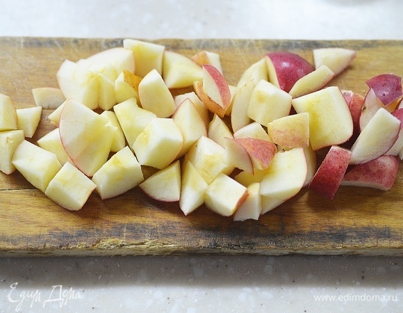 Яблоки вымойте, нарежьте кубиком.