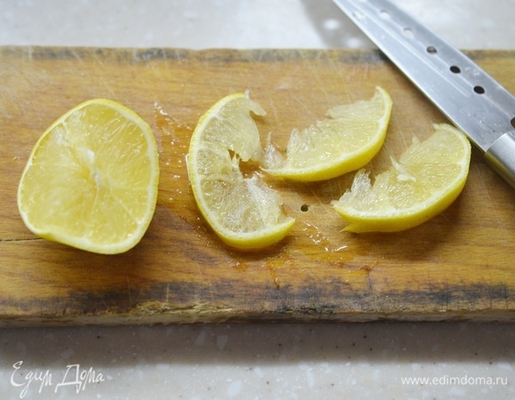 Лимон нарежьте тонкими дольками.