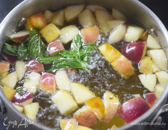 Доведите до кипения, варите на небольшом огне 5 минут.