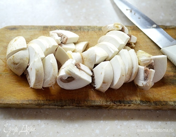 Шампиньоны вымойте, нарежьте тонкими пластинками. Конечно, с лесными грибами блюдо получится еще ароматнее, но их нужно будет предварительно отварить.