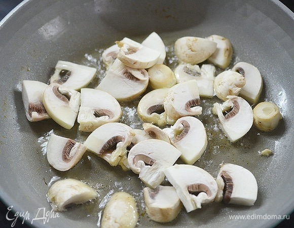 В сковороде разогрейте растительное масло, обжарьте грибы до полного испарения жидкости и румяного вида.