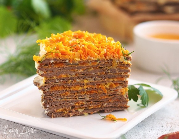 Собрать торт, смазывая каждый корж майонезом с чесноком и посыпая обжаренными луком и морковью. Дать настояться несколько часов, и можно подавать!