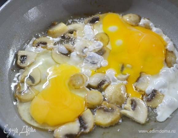 Вбейте яйца. Можно оставить желток целым. Готовьте на среднем огне до желаемой консистенции яиц. Кто-то любит, когда желток остается жидким, я же люблю, когда все хорошо прожаривается.