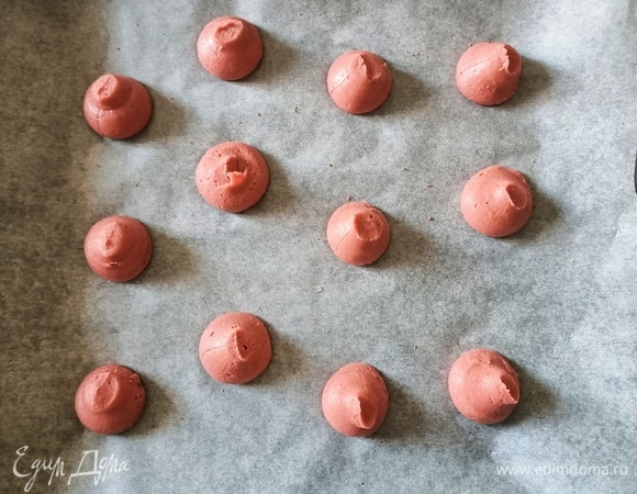 Тесто перекладываем в кондитерский мешок и выдавливаем его на пергамент, формируя небольшие башенки диаметром примерно 2–2,5 см.