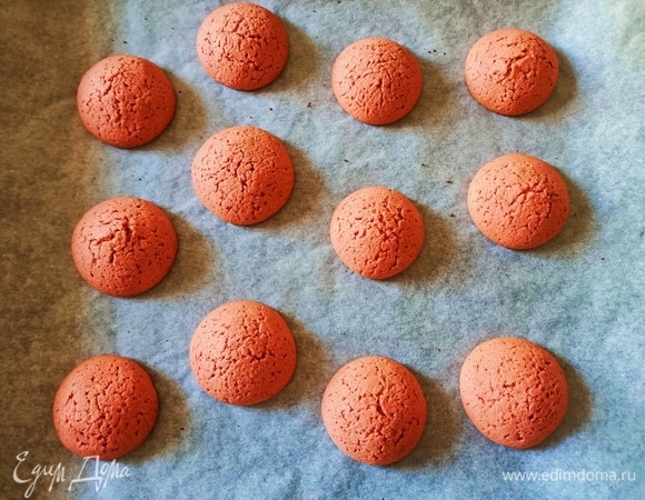 Отправляем противень в предварительно разогретую до 180°C духовку на 12–13 минут. Готовое печенье достаем и даем ему полностью остыть.