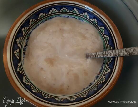 Разведите дрожжи в 3–4 ст. л. молока с 1 ст. л. сахара и оставьте на 10 минут.