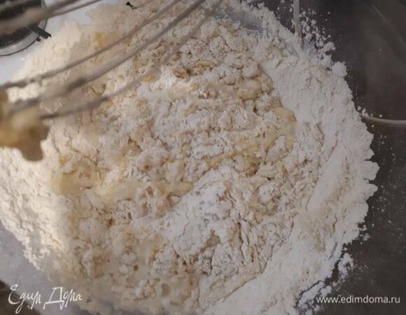 Просейте муку через сито, влейте теплое молоко, добавьте яйцо и замесите тесто. Затем добавьте дрожжи и размягченное масло, продолжайте замешивать до однородного состояния. Накройте полотенцем и оставьте подниматься на 1,5 часа.