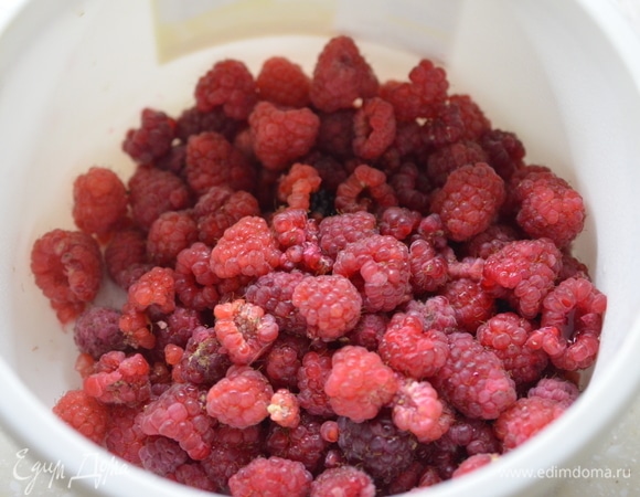 Понадобится свежая или замороженная малина. Замороженную надо разморозить.