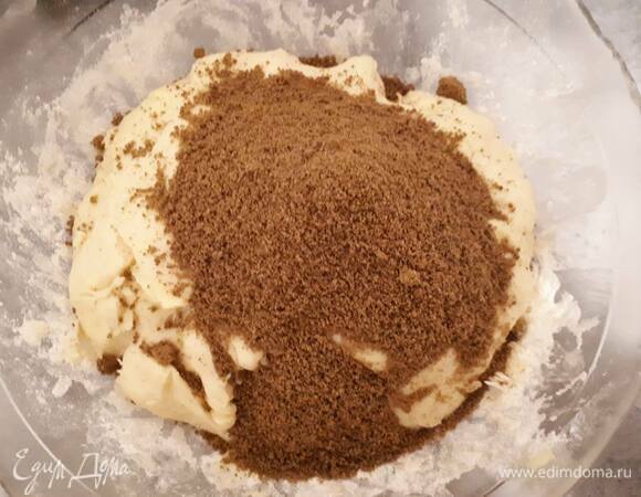 Затем всыпьте жемчужный сахар и хорошо вмешайте в тесто. У меня на фото тростниковый, с ним тоже получается неплохо.