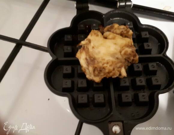 Разделите тесто на шарики и выпекайте вафли по 2–3 минуты (правда, время зависит от вафельницы).