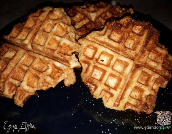 Подавайте горячими. Можно посыпать вафли сахарной пудрой, но они и так получаются довольно сладкими.