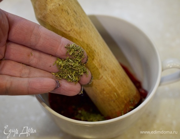 Добавьте щепотку тимьяна. Можно добавить и веточки свежего тимьяна.