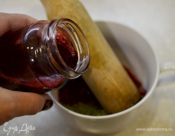 Влейти малиновый сок от ягод, если он у вас был и вы его собирали. Если нет, то этот шаг можно пропустить.