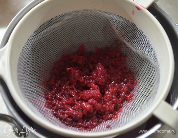 Пропустите через сито, мякоть хорошо отожмите.