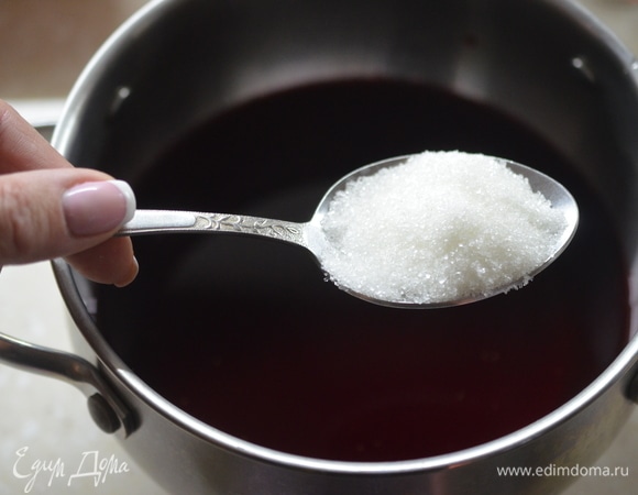 В полученный уксус добавьте сахар.