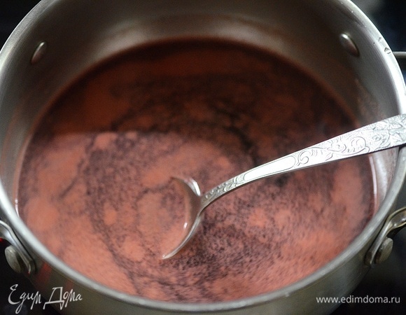 Доведите до кипения и варите 5 минут на небольшом огне, снимая пену.