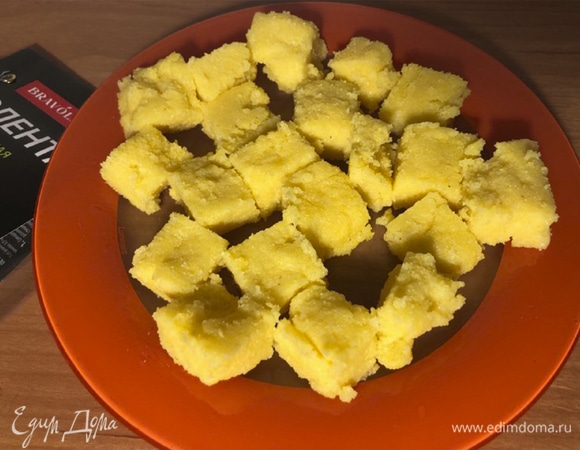 Остужаем кашу, раскатываем в пласт. Нарезаем на квадратики.