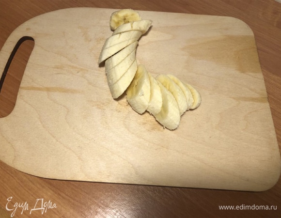 Берем спелые бананы и нарезаем кусочками толщиной 1,5 см.