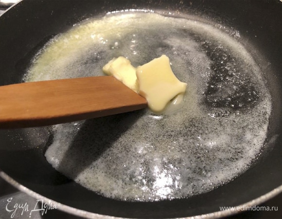 В сковороде растапливаем 50 г сливочного масла.