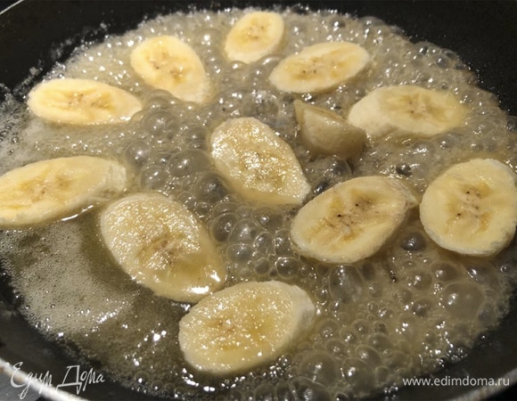 Выкладываем бананы в один слой в кипящую карамель.