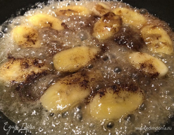 Карамелизировать бананы необходимо в сковороде не слишком долго, и при этом аккуратно переворачивать кусочки на другую сторону. Готовим 1–2 минуты с одной стороны. Затем переворачиваем, посыпаем корицей и готовим еще 1–2 минуты с другой стороны.