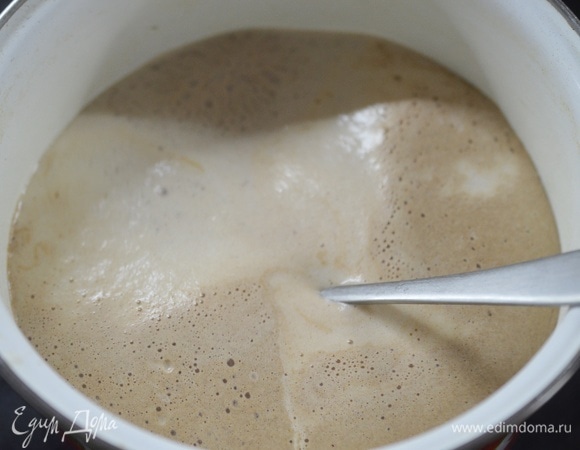 Доведите до кипения и варите на минимальном огне 5 минут.