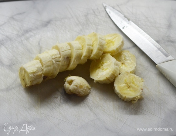 Банан очистите и произвольно нарежьте.