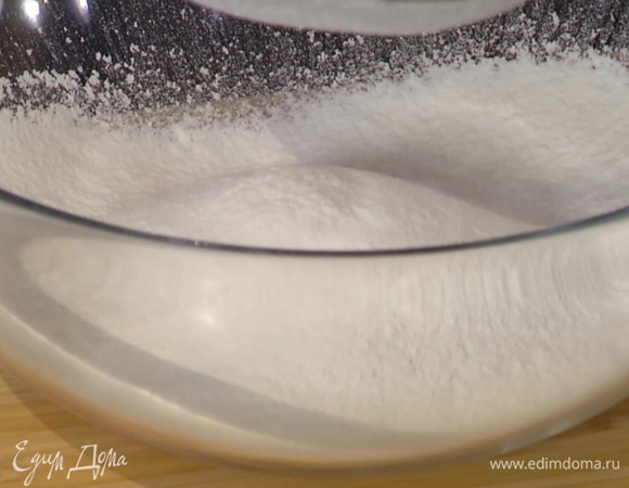 Всю муку просеять, всыпать соду и перемешать.