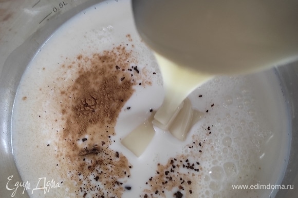 В ковше или небольшой кастрюльке смешайте молоко, корицу, гвоздику и сгущенное молоко.
