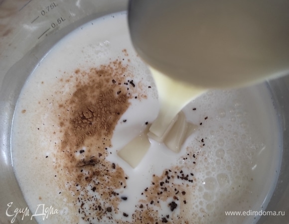 В ковше или небольшой кастрюльке смешайте молоко, корицу, гвоздику и сгущенное молоко.