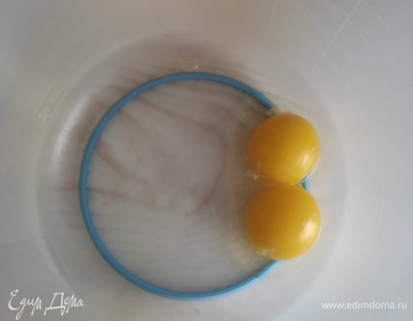 Желтки отделить от белков.