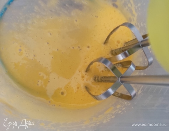Добавить сахар и взбивать миксером в течение 3–4 минут.