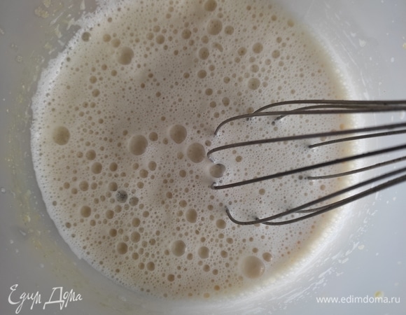 Яично-молочную смесь перелить обратно в ковш и поставить на плиту, томить на маленьком огне примерно 5 минут до загустения. Не забывайте помешивать смесь, чтобы не пригорела.