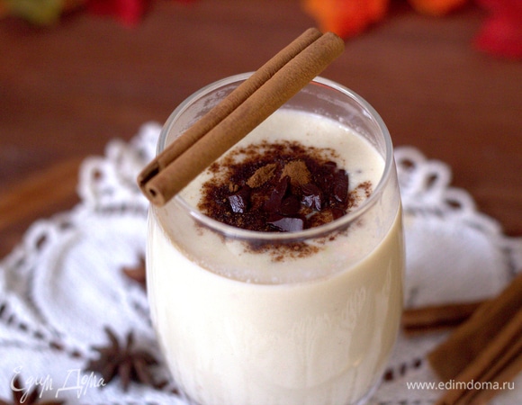 По вкусу добавить ванилин и мускатный орех. Разлить в термостойкие чашки или стаканы, посыпать немного корицей и украсить кусочками шоколада.